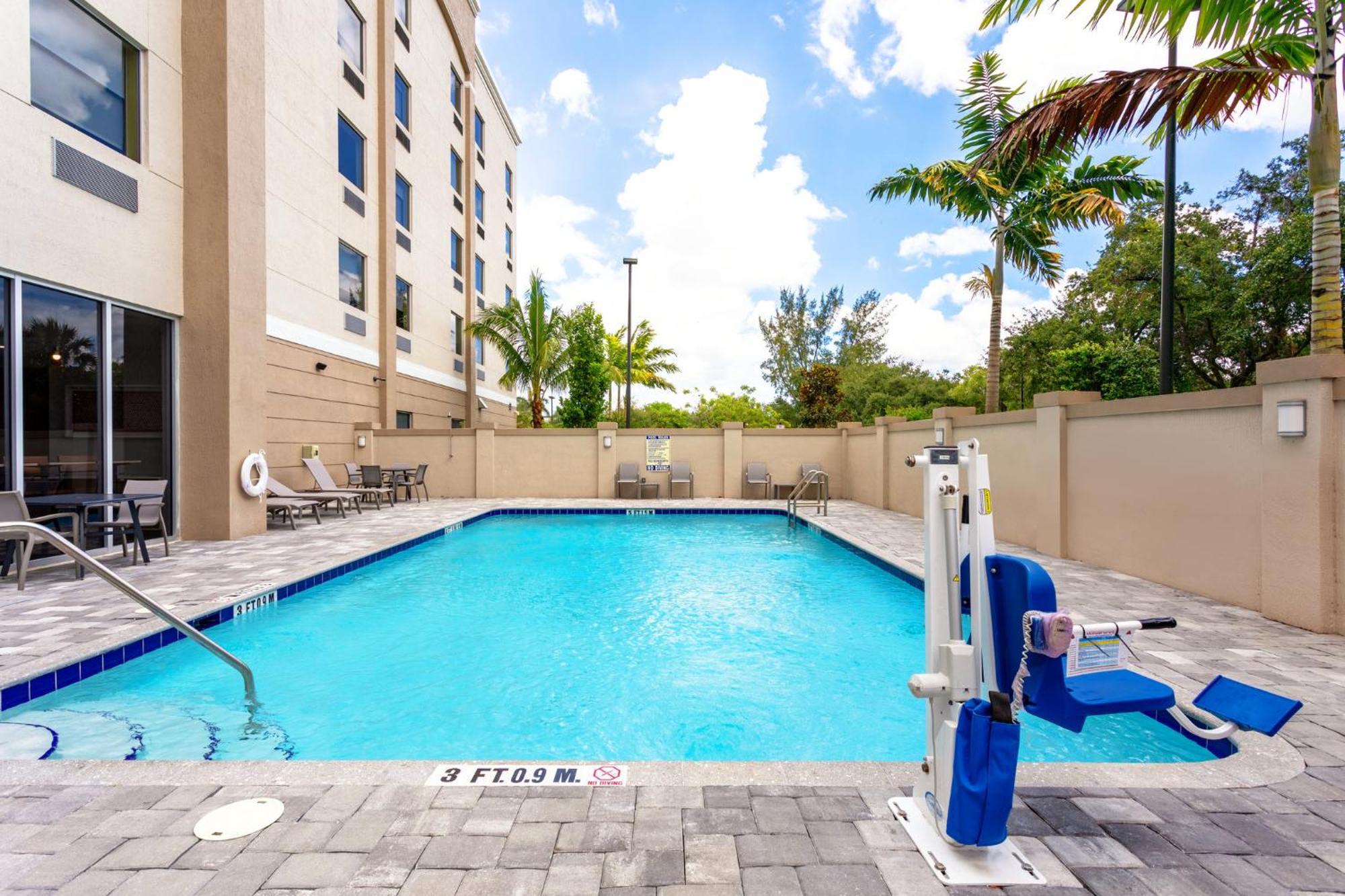 Holiday Inn Express & Suites - Miramar By Ihg Bagian luar foto